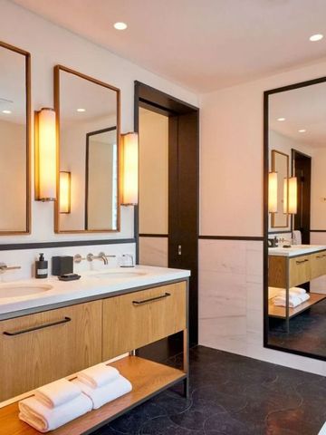 Elegantes Badezimmer mit großem Spiegel und modernem Waschtisch im Pendry Manhattan West