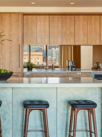 Moderne Küche mit Esstheke und Hockern im Pendry Manhattan West