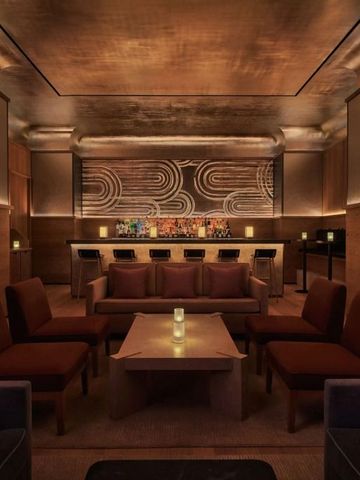 Stilvolle Hotelbar mit warmem Ambiente und gemütlichen Sitzgelegenheiten