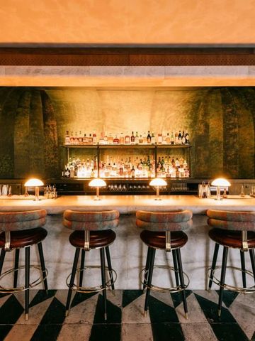 Stilvolle Hotelbar mit eleganter Beleuchtung und Sitzgelegenheiten