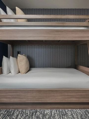 Zimmer mit Etagenbett und stilvollem modernen Design