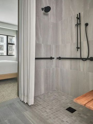 Badezimmer mit begehbarer Dusche in elegantem Design