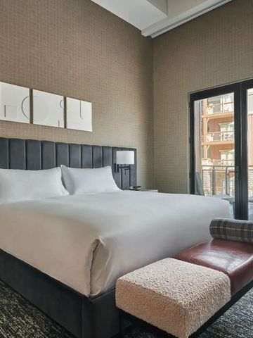 Luxuriöses Schlafzimmer mit großem Bett und Balkonzugang