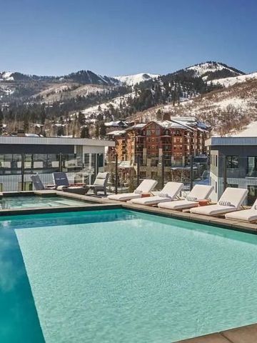 Außenpool mit Bergblick und Sonnenliegen