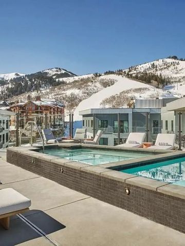 Zwei Pools auf der Terrasse mit Bergen im Hintergrund