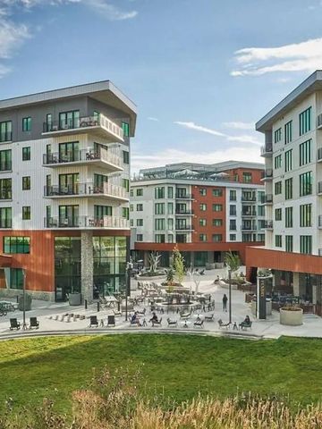 Moderne Hotelgebäude mit Balkon und Gartenanlage