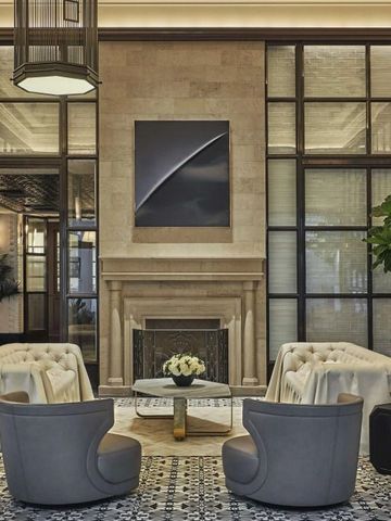 Luxuriöse Hotel-Lobby mit Kamin und stilvollen Sesseln