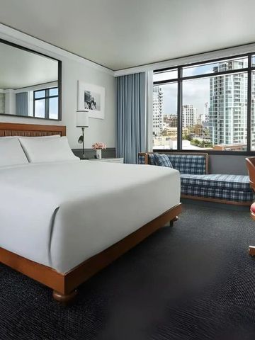 Helles Hotelzimmer mit großem Bett und Blick auf San Diego