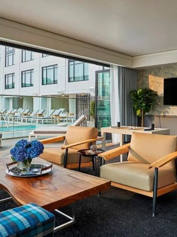 Helle Lounge mit Blick auf den Pool und stilvollen Möbeln.