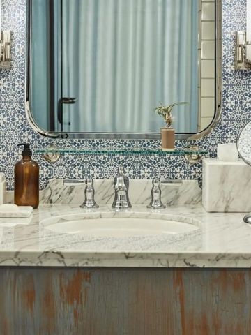 Luxuriöses Badezimmer mit Marmordetails und eleganter Ausstattung.