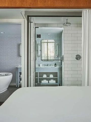 Modernes Hotelzimmer mit freistehender Badewanne und stilvollem Badezimmer