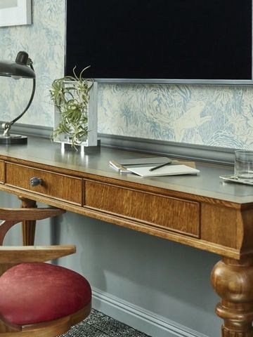 Schreibtisch mit elegantem Stuhl und stilvoller Dekoration in einem Hotelzimmer