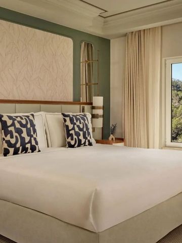 Helles Zimmer mit modernem Dekor und großem Fenster mit Blick ins Grüne