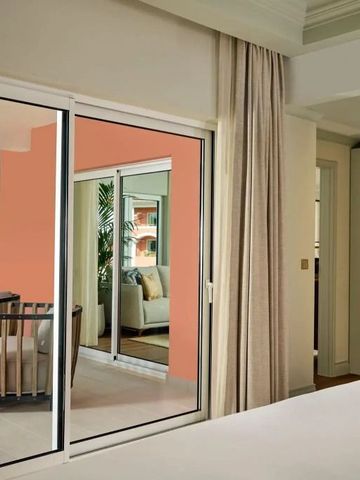 Balkonbereich mit Blickrichtung auf gepflegte Hotelanlage und sonnige Terrasse