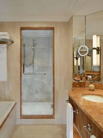 Modernes Badezimmer mit Badewanne und edler Marmoroberfläche