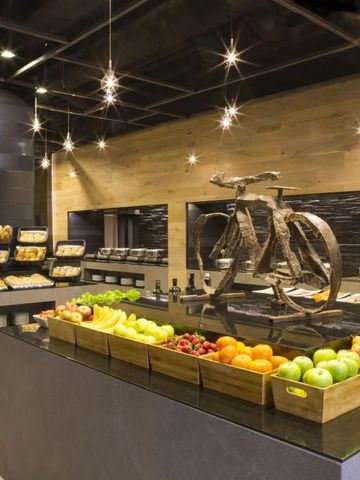 Moderne Hotelbar mit frischem Obst und rustikalem Design