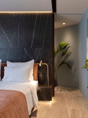 Modernes Hotelzimmer mit luxuriöser Ausstattung und stilvollen Dekorelementen