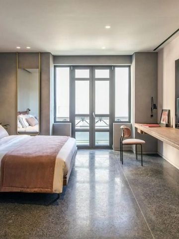 Elegantes Schlafzimmer mit Doppelbett und Balkon