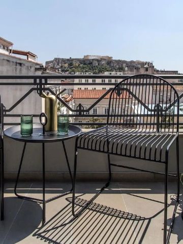 Balkon mit Blick auf antike Architektur und Hügel