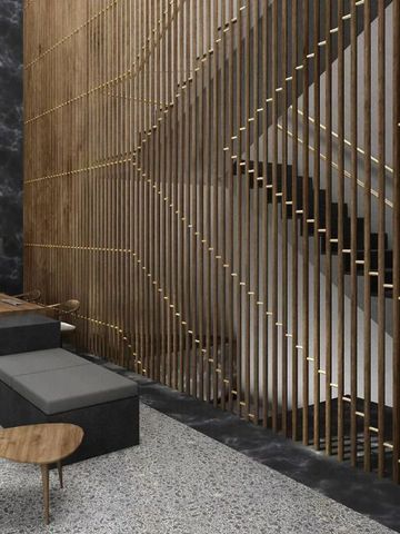 Elegante Lobby mit Holzlattenwand und moderner Beleuchtung