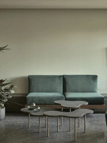 Moderne Lounge mit grünen Sofas und Pflanzen
