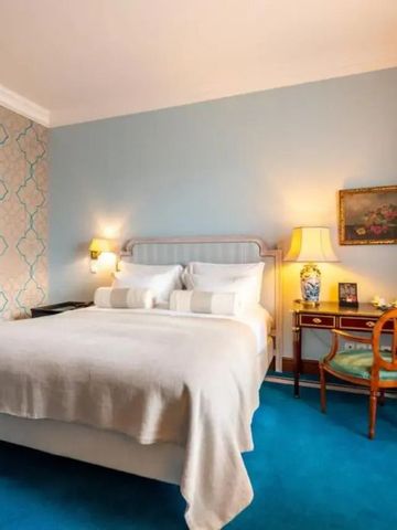 Hotelzimmer mit Schreibtisch und stimmungsvoller Beleuchtung im Pestana Palace Lisboa