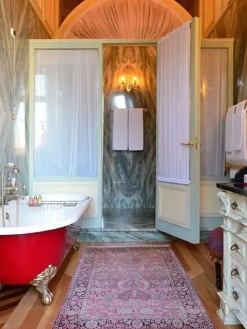 Luxuriöses Badezimmer mit freistehender Badewanne und eleganten Marmordetails