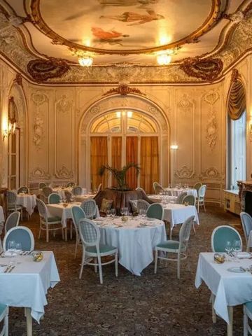 Eleganter Speisesaal mit kunstvollem Deckenfresko und aufwendig verzierten Wänden