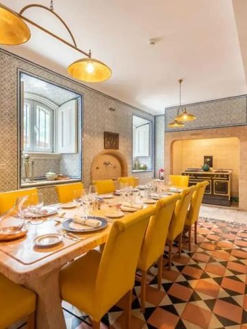 Stilvoll eingerichteter Frühstücksraum mit gelben Stühlen und Vintage-Herd