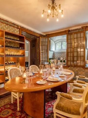 Gemütlicher Weinkeller mit Holztisch und eleganten Stühlen