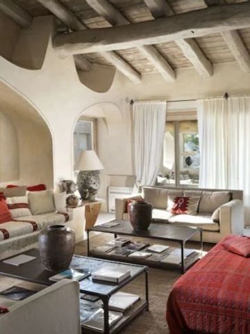 Eleganter Wohnbereich mit Sofas und moderner Kunst im Petra Segreta Resort