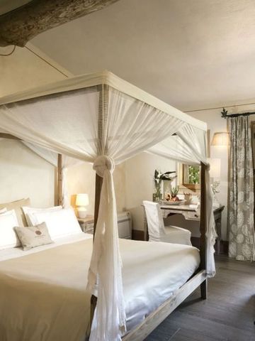 Helles Schlafzimmer mit Himmelbett und natürlicher Dekoration im Petra Segreta Resort