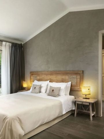 Modernes Schlafzimmer mit großem Fenster und dezenter Einrichtung im Petra Segreta Resort