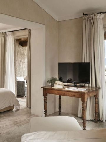 Lichtdurchflutetes Zimmer mit Zugang zur Terrasse und gemütlicher Einrichtung im Petra Segreta Resort