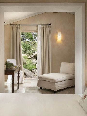 Elegantes Schlafzimmer mit Blick auf die Natur durch bodenlange Fenster