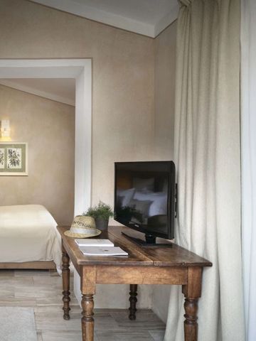 Gemütliches Schlafzimmer mit Holztisch und Flachbildfernseher