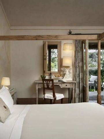 Geräumiges Schlafzimmer mit großem Bett und Zugang zur Terrasse