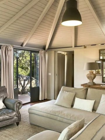 Wohnzimmer mit stilvollen Möbeln und Panoramafenstern