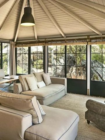 Gemütlicher Wohnbereich mit Panoramafenstern und Blick ins Grüne