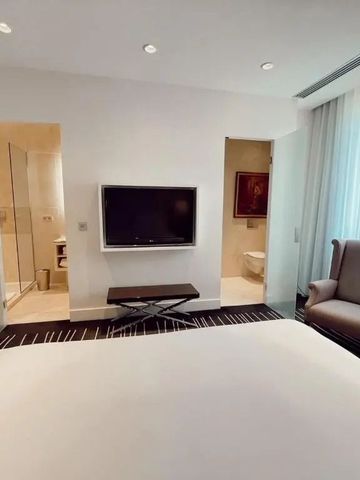 Modernes Hotelzimmer mit großen Fenstern und stilvollem Badzugang