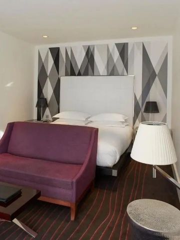 Stilvolles Zimmer mit Kunstdekoration und gemütlicher Sitzecke