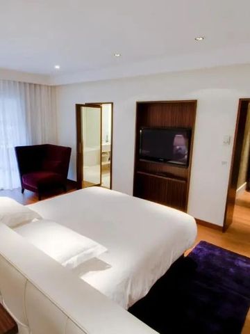 Helles Hotelzimmer mit modernem Design und großem Bett