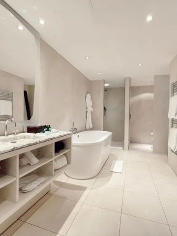 Luxuriöses Badezimmer mit großer Badewanne und Doppelwaschbecken