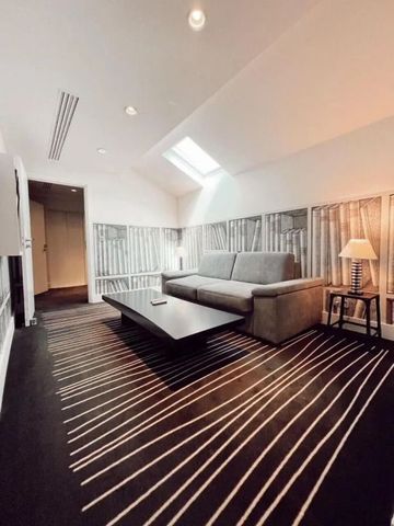 Elegante Suite mit modernem Design und natürlichem Licht.