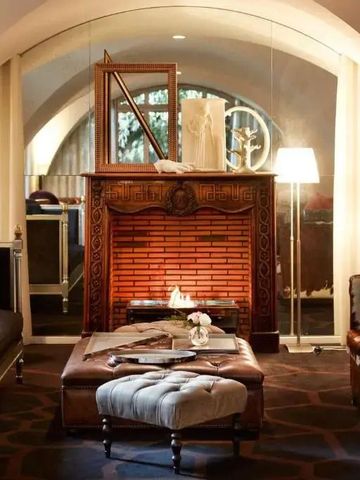 Gemütlicher Lounge-Bereich mit Kamin und stilvollen Möbeln.