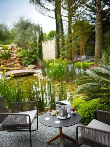 Außenterrasse mit Blick auf einen idyllischen Teich.