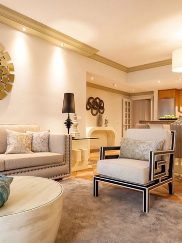 Wohnbereich einer Suite mit stilvoller Einrichtung und Beleuchtung