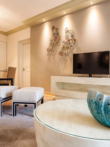 Moderner Wohnbereich mit eleganten Möbeln und Dekoration