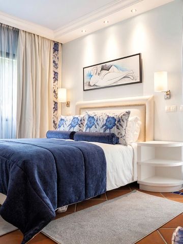 Helles Schlafzimmer mit blauer Bettwäsche und natürlichem Licht