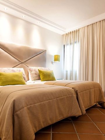 Doppelzimmer mit bequemen Betten und warmer Beleuchtung